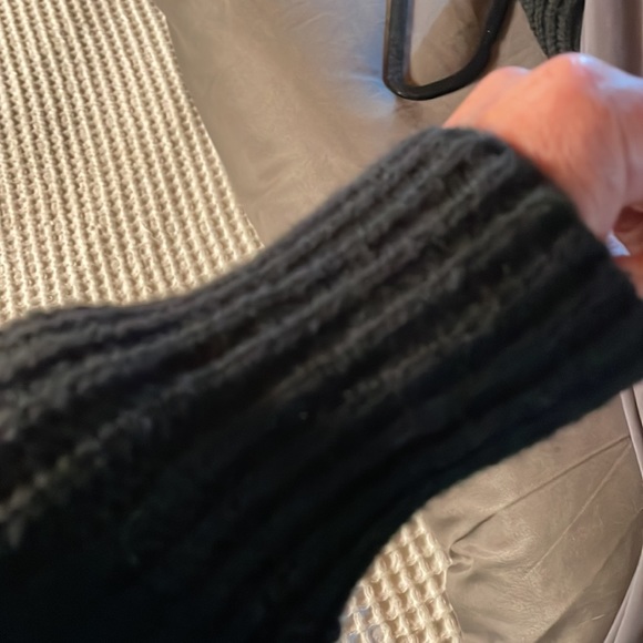 Thick & soft black sweater - Picture 8 of 16